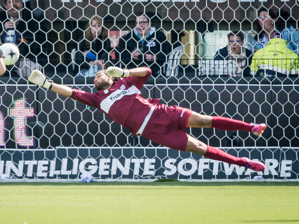PEC Zwolle-keeper Warner Hahn redt uitstekend op een schot van een Heracles-speler. (18-04-2015) PEC Zwolle-keeper Warner Hahn redt uitstekend op een schot van een Heracles-speler. (18-04-2015)