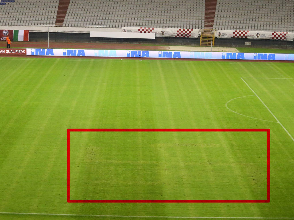 El símbolo estaba marcado en el césped del estadio, que no tuvo público. (Foto: Getty)