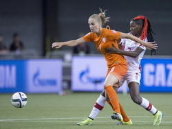 Vivianne Miedema (l.) moet zien af te rekenen met Kadeisha Buchanan (r.) tijdens het WK-duel Nederland - Canada. (16-06-2015)