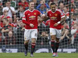 Memphis Depay (r.) en Wayne Rooney hebben erg veel plezier in de wedstrijd tegen Sunderland. De Nederlandse aanvaller van Manchester United maakt met zijn eerste competitiedoelpunt de openingstreffer. (26-09-2015)