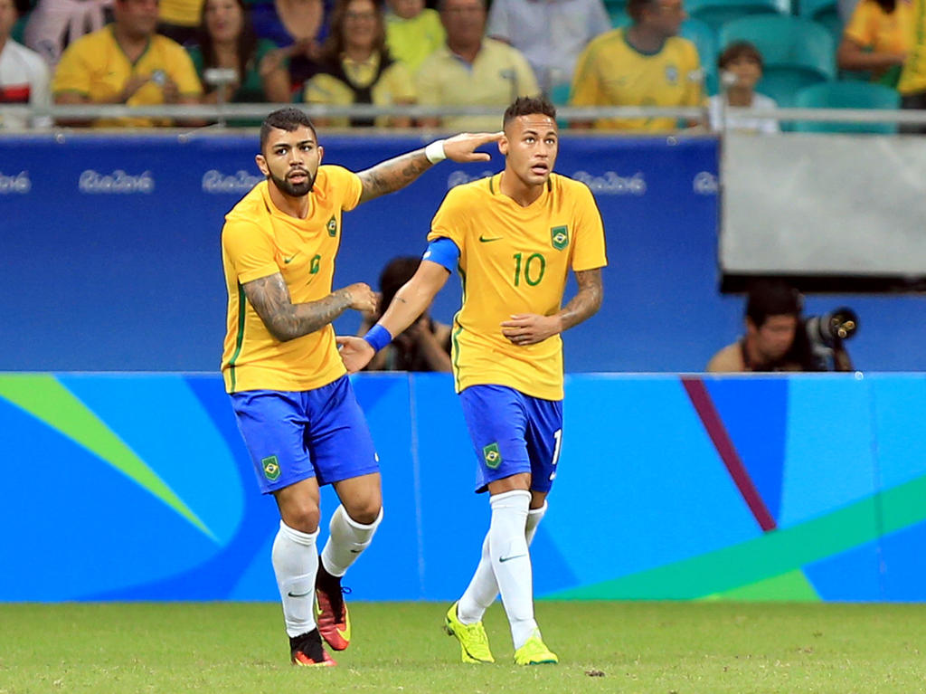 Gabriel Barbosa (izq.) celebra uno de sus goles con Neymar. (Foto: Getty)