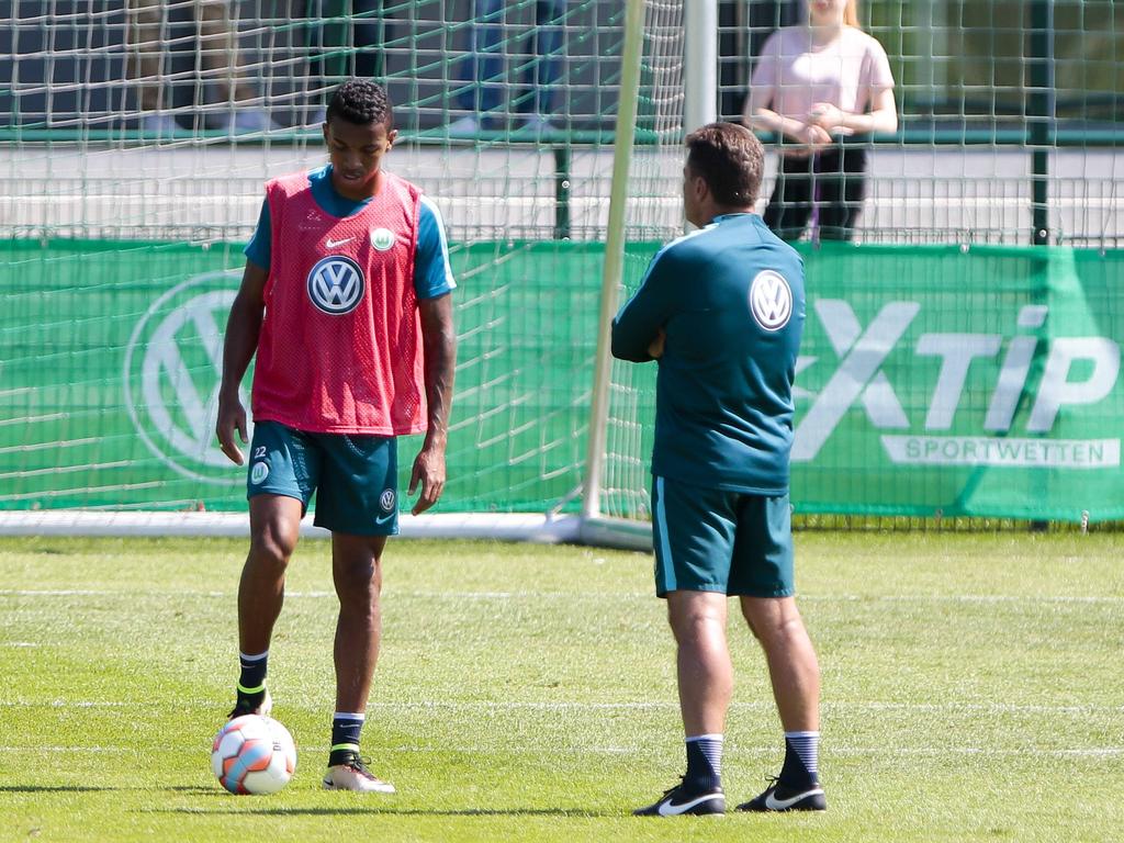 Luiz Gustavo (l.) im Gespräch mit VfL-Trainer Dieter Hecking