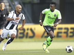 Bertrand Traoré (r.) heeft Samuel Armenteros (l.) van zich afgeschud tijdens Heracles Almelo - Ajax. De spits van de Amsterdammers kijkt alvast vooruit naar zijn volgende stap. (18-09-2016)