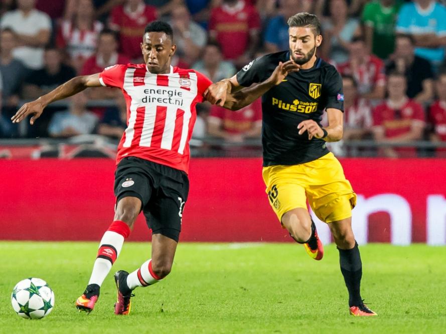 PSV'er Joshua Brenet is in een stevig duel om de bal verwikkeld met Yannick Carrasco van Atlético Madrid. (13-09-2016)