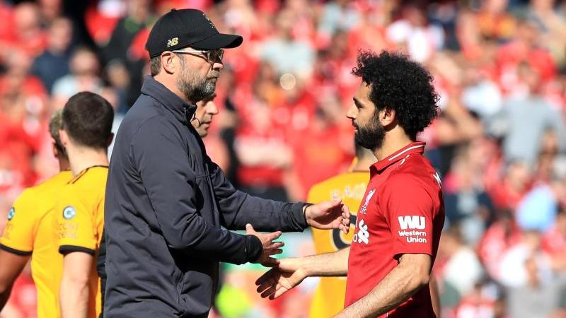 Liverpools Trainer Jürgen Klopp gratuliert seinem Spieler Mohamed Salah