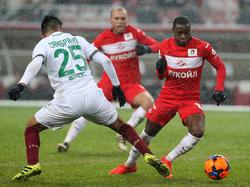 Quincy Promes (r.) komt simpel langs Carlos Zambrano (l.) tijdens de wedstrijd Spartak Moskou - Rubin Kazan. (05-12-2016)