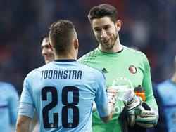 Brad Jones (r.) schudt de hand van ploeggenoot Jens Toornstra na afloop van FC Twente - Feyenoord. (05-02-2017)