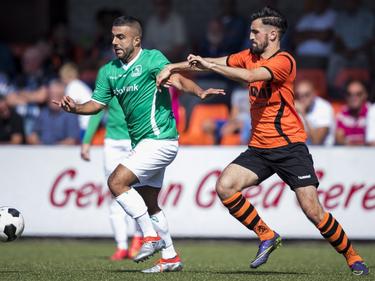 Serhat Koc (l.) en Bilal Amarzagouio (r.) vechten om de bal tijdens het duel tussen VV DOVO Veenendaal en Sparta Nijkerk. (20-08-2016)