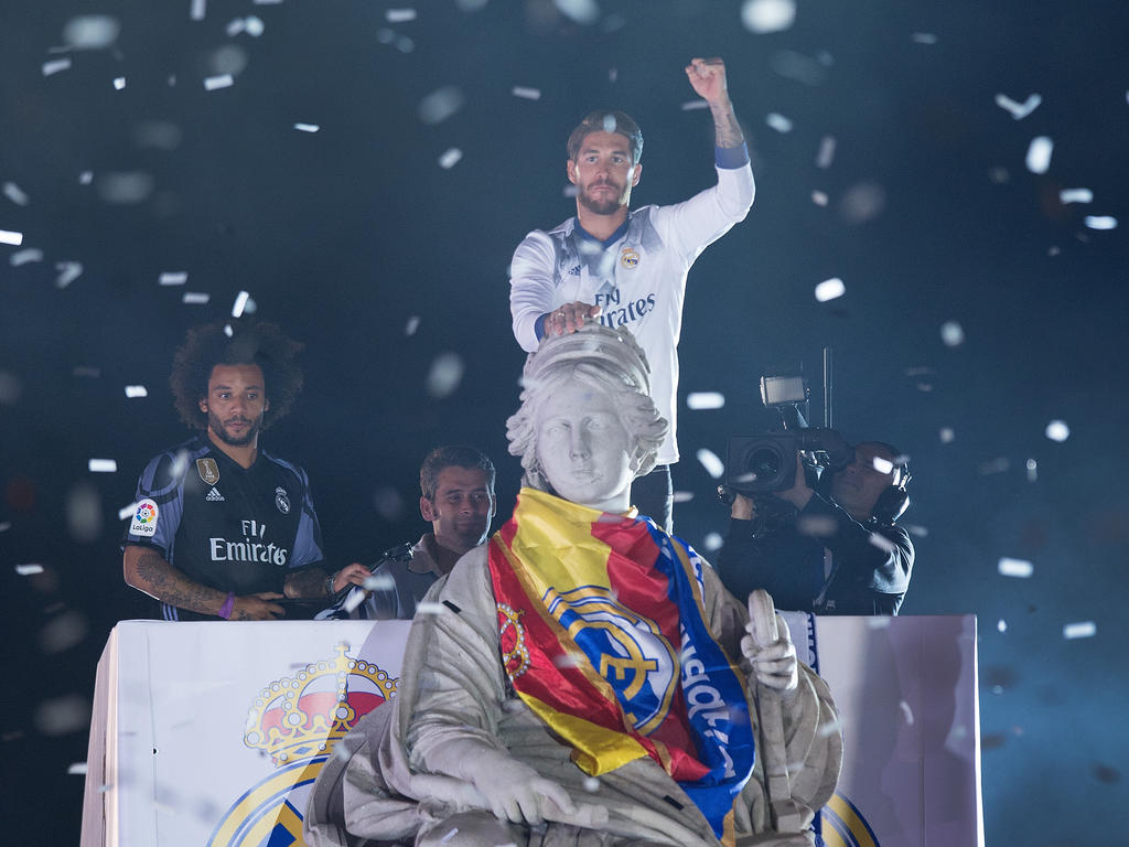 Sergio Ramos en la estatua de La Cibeles. (Foto: Getty)
