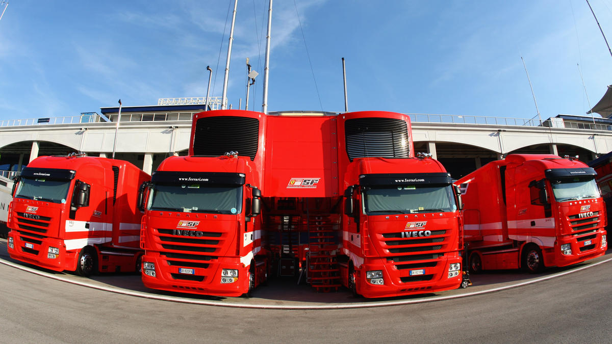 Flüchtlinge versteckten sich in Transportern von Ferrari Flüchtlinge versteckten sich in Transportern von Ferrari