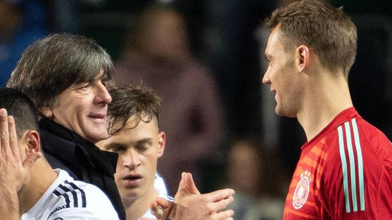 Bundestrainer Joachim Löw (l.) plant aktuell für die EM 2020 mit Manuel Neuer (r.) als Nummer 1