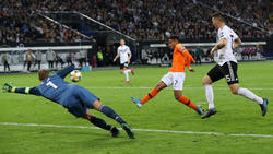 Manuel Neuer und Niklas Süle vom FC Bayern haben Donyell Malen (m.) bereits kennengelernt