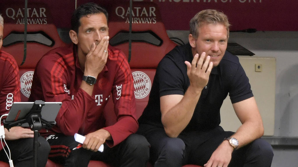 Dino Toppmöller (li.) vertrat Julian Nagelsmann auf der Bank des FC Bayern