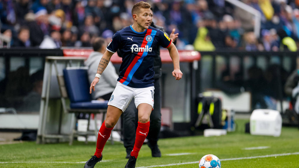 Lewis Holtby von Holstein Kiel hat sich mit dem Coronavirus infiziert Lewis Holtby von Holstein Kiel hat sich mit dem Coronavirus infiziert