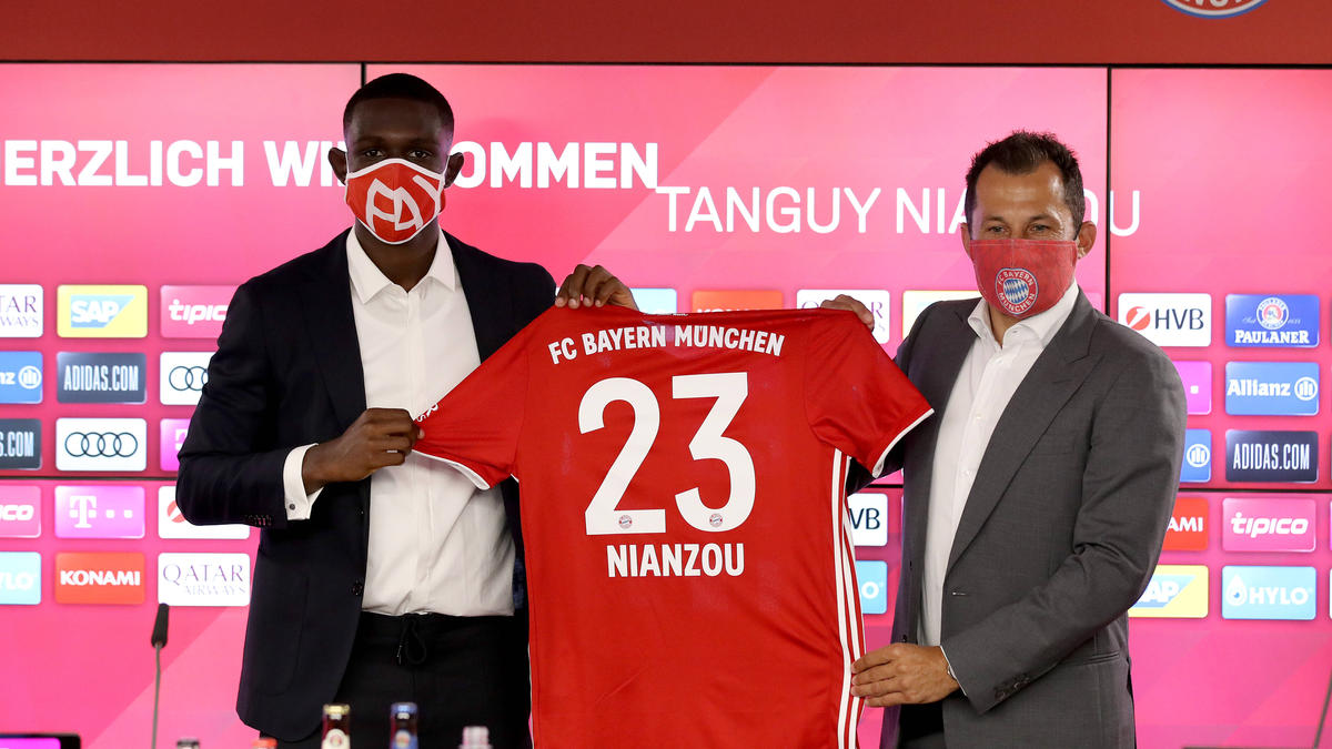 O FC Bayern anunciou recentemente a contratação do talento do PSG, Tanguy Nianzou (à esquerda)