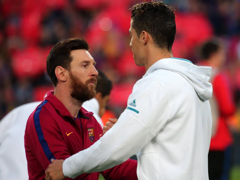 Messi y Cristiano se abrazan antes de un Barça-Madrid.