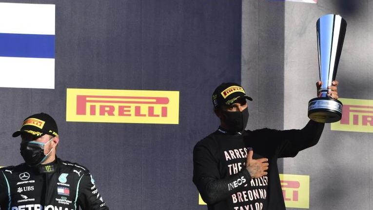 "Verhaftet die Polizisten, die Breonna Taylor getötet haben", steht auf dem Shirt von Mugello-Sieger Lewis Hamilton (r.) "Verhaftet die Polizisten, die Breonna Taylor getötet haben", steht auf dem Shirt von Mugello-Sieger Lewis Hamilton (r.)