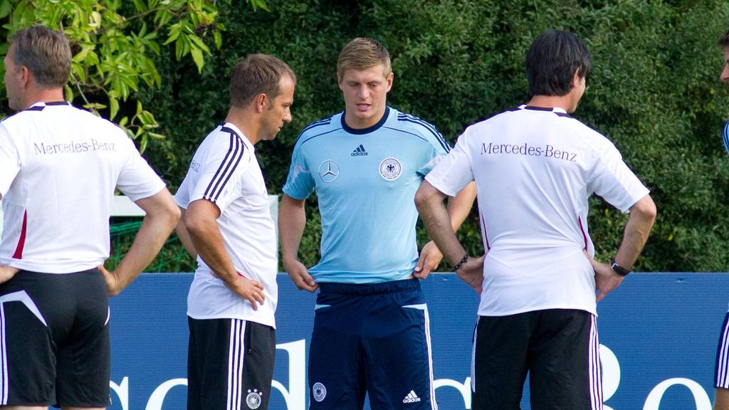 Trainer Hansi Flick vom FC Bayern und Toni Kroos waren lange Weggefährten