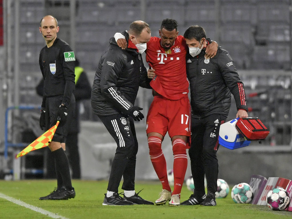 Boateng sale asistido por los servicios médicos del Bayern.