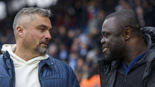 Gerald Asamoah (r.) hofft auf die baldige Rückkehr einiger Spieler des FC Schalke 04