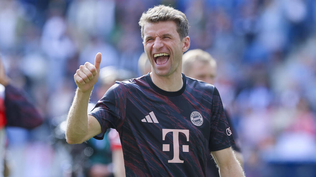 Daumen hoch: Thomas Müller vom FC Bayern war gut drauf Daumen hoch: Thomas Müller vom FC Bayern war gut drauf