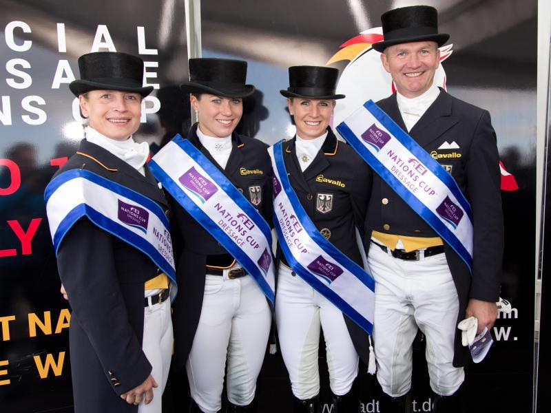 Die deutschen Sieger: Isabell Werth (l-r), Kristina Bröring-Sprehe, Jessica von Bredow-Werndl und Hubertus Schmidt. Foto: Friso Gentsch Die deutschen Sieger: Isabell Werth (l-r), Kristina Bröring-Sprehe, Jessica von Bredow-Werndl und Hubertus Schmidt. Foto: Friso Gentsch