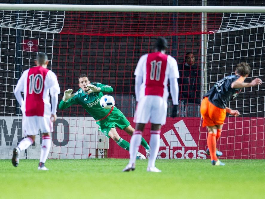 Diederik Boer gaat de goede kant op en keert de strafschop van Erik Schouten (r.). Hierdoor blijft het 2-0 bij Jong Ajax - FC Volendam. (21-12-2015)