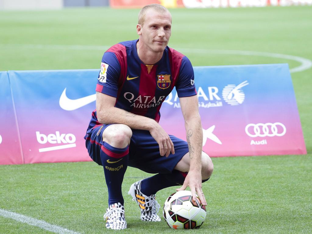 Jeremy Mathieu wordt aan het publiek voorgesteld bij FC Barcelona.