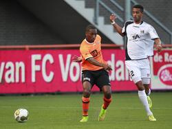 Ludcinio Marengo (l.) en Marcel Appiah (r.) vechten een duel uit tijdens FC Volendam - NEC Nijmegen. (15-8-2014)