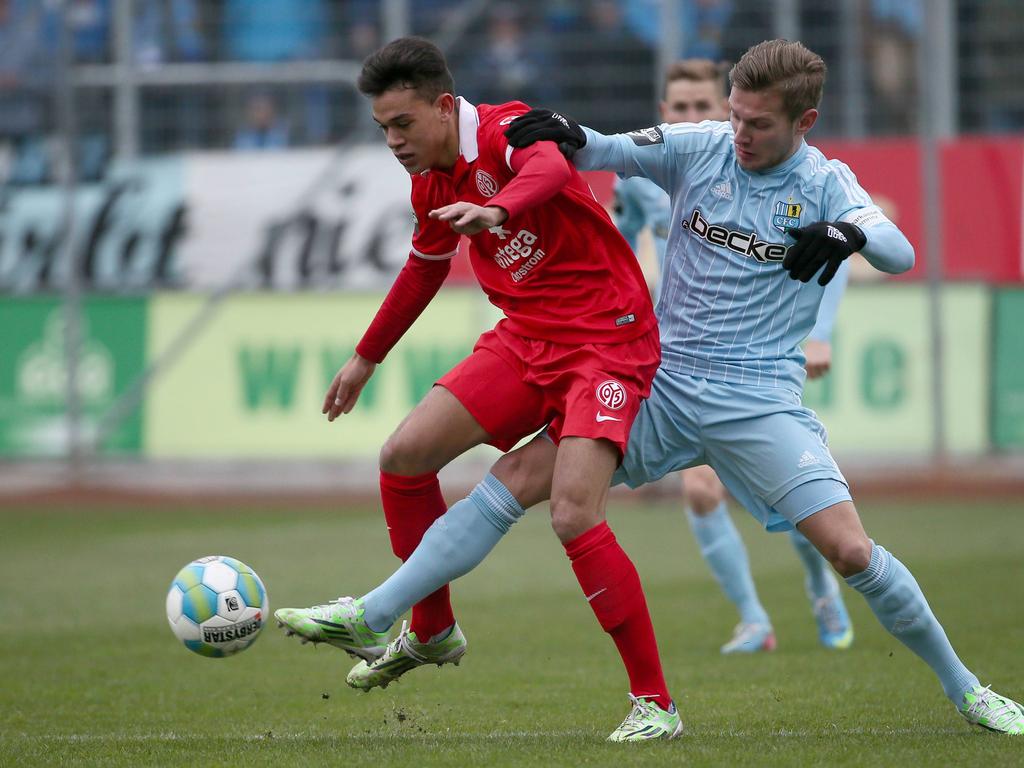 Tim Hölscher (r.) is één van de Duitse jeugdspelers in dienst van FC Twente. Het afgelopen jaar werd hij verhuurd aan de Duitse derdeklasser Chemnitzer FC. Hier duelleert hij met Devante Parker van 1. FSV Mainz 05 II. (29-11-2014)