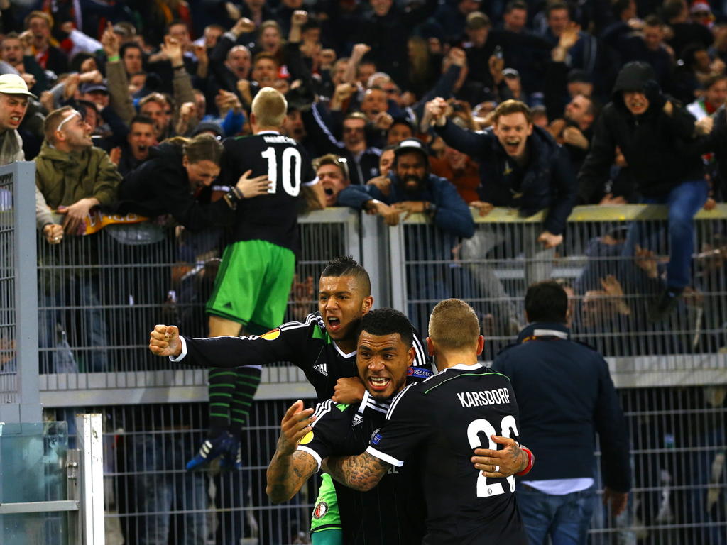 Colin Kâzım-Richards (m.) zet Feyenoord op 1-1 en viert met zijn ploeggenoten de goal. Lex Immers viert feest met het publiek. (19-02-2015)