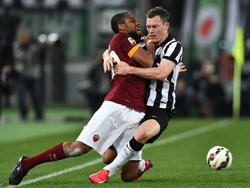 De bal is allang weg, maar Stephan Lichtsteiner (r.) en Seydou Keita gaan nog even door met stoeien tijdens AS Roma - Juventus. (02-03-2015)