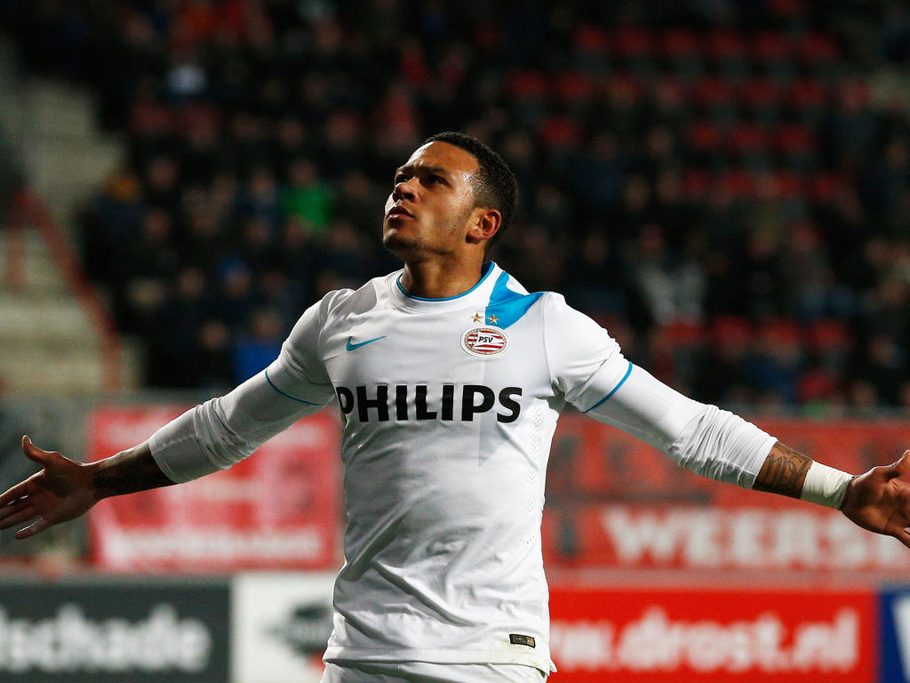 Memphis Depay laat zich met twee doelpunten in de slotfase van de wedstrijd FC Twente - PSV zien. (04-04-2015)