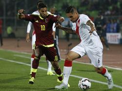 Vargas (d.) mantiene la posesión del cuero en un duelo de Copa América Perú-Venezuela. (Foto: Imago)