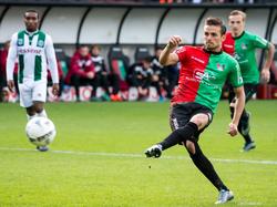 Christian Santos is wederom belangrijk voor NEC. De aanvaller van de Nijmegenaren brengt de stand tegen FC Groningen gelijk. (25-10-2015)