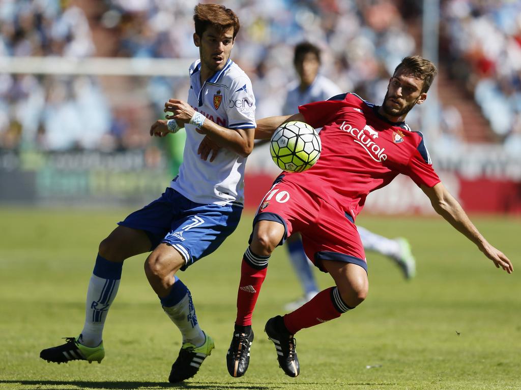 Roberto Torres (izq.) en un duelo frente al Real Zaragoza en septiembre. (Foto: Imago)