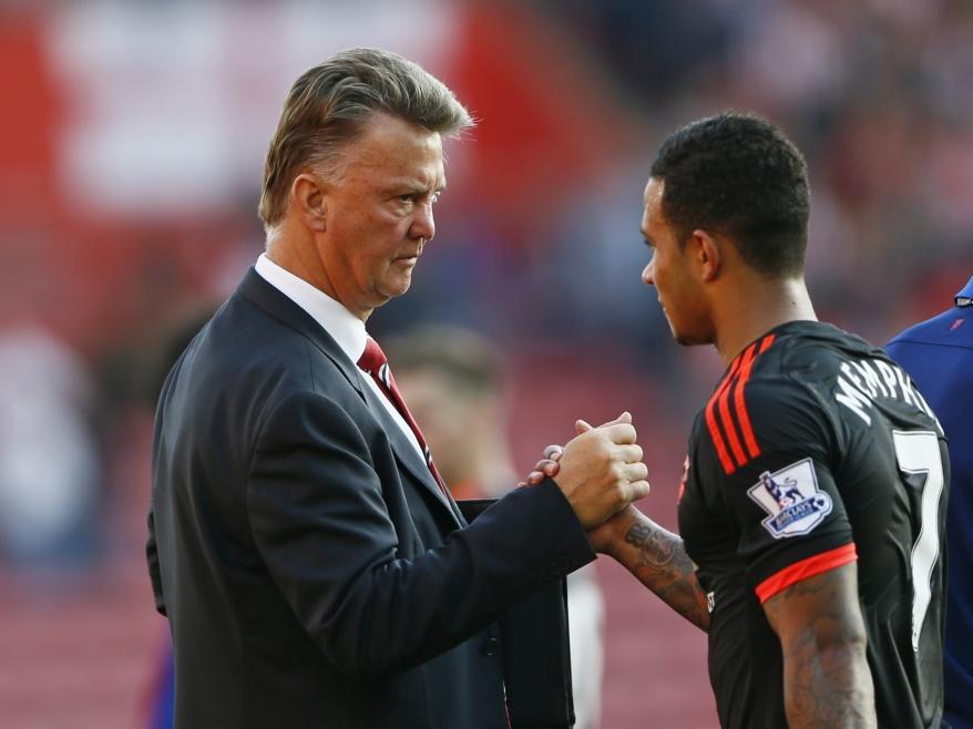 Louis van Gaal (l.) feliciteert na afloop van de wedstrijd Southampton - Manchester United landgenoot Memphis Depay. De ploeg van Van Gaal wint met 3-2 in het Saint Mary's. (20-09-2015)