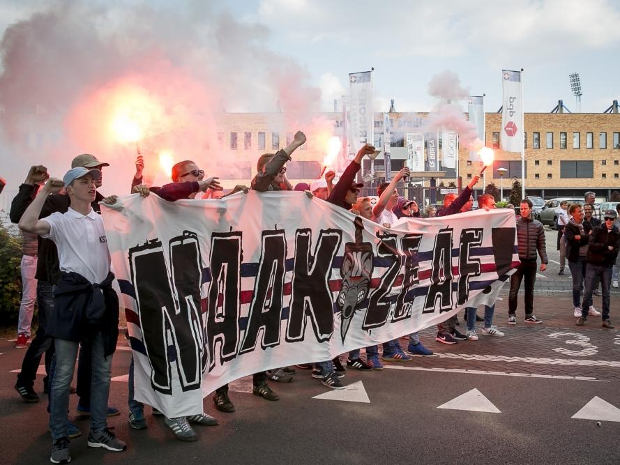 De supporters van Willem II mogen niet mee naar de play-offwedstrijd tegen NAC Breda en proberen hun club alsnog te steunen door de spelersbus uit te zwaaien. (19-05-2016)