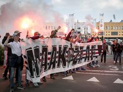De supporters van Willem II mogen niet mee naar de play-offwedstrijd tegen NAC Breda en proberen hun club alsnog te steunen door de spelersbus uit te zwaaien. (19-05-2016)