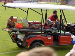 Kingsley Coman musste liegend vom Platz transportiert werden