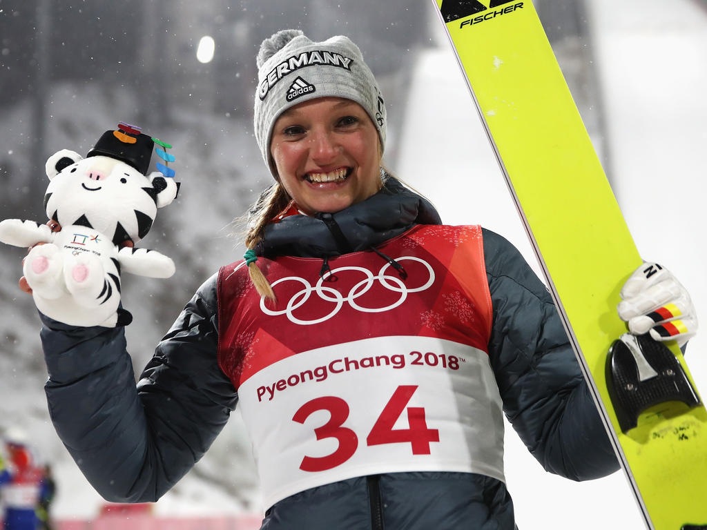 Skispringerin Katharina Althaus jubelt über ihre Silbermedaille Skispringerin Katharina Althaus jubelt über ihre Silbermedaille