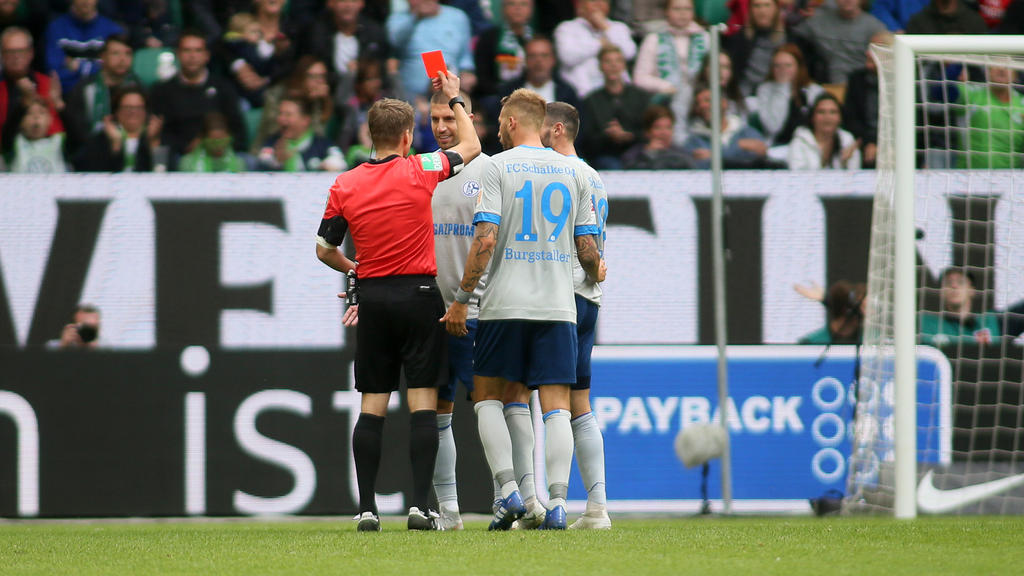 Schiedsrichter Patrick Ittrich hatte dem Schalker Matija Nastasic in Wolfsburg die Rote Karte gezeigt Schiedsrichter Patrick Ittrich hatte dem Schalker Matija Nastasic in Wolfsburg die Rote Karte gezeigt