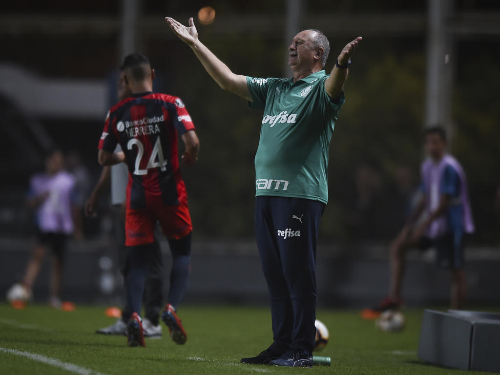 Luiz Felipe Scolari protesta una decisión en contra de Palmeiras. (Foto: Getty)