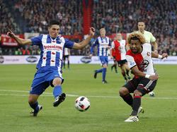 Stefano Marzo (l.) probeert een poging van Tonny Vilhena (r.) te blokken tijdens het competitieduel Feyenoord - sc Heerenveen (30-10-2016).