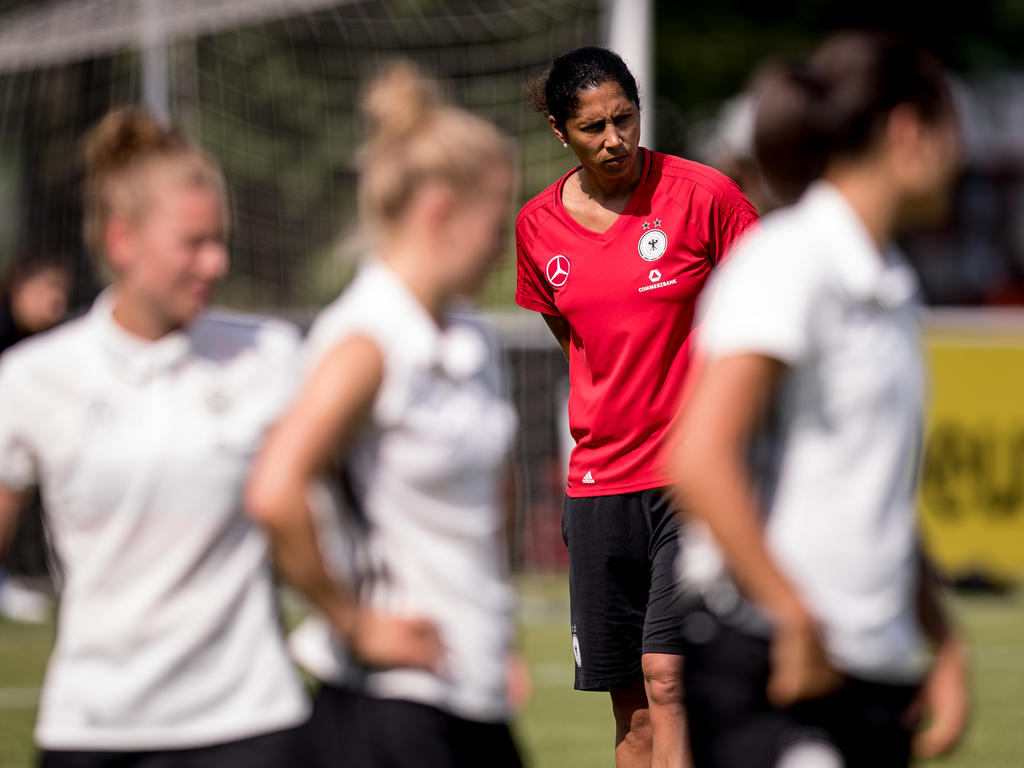 Steffi Jones geht ins erste Turnier als Bundestrainerin Steffi Jones geht ins erste Turnier als Bundestrainerin