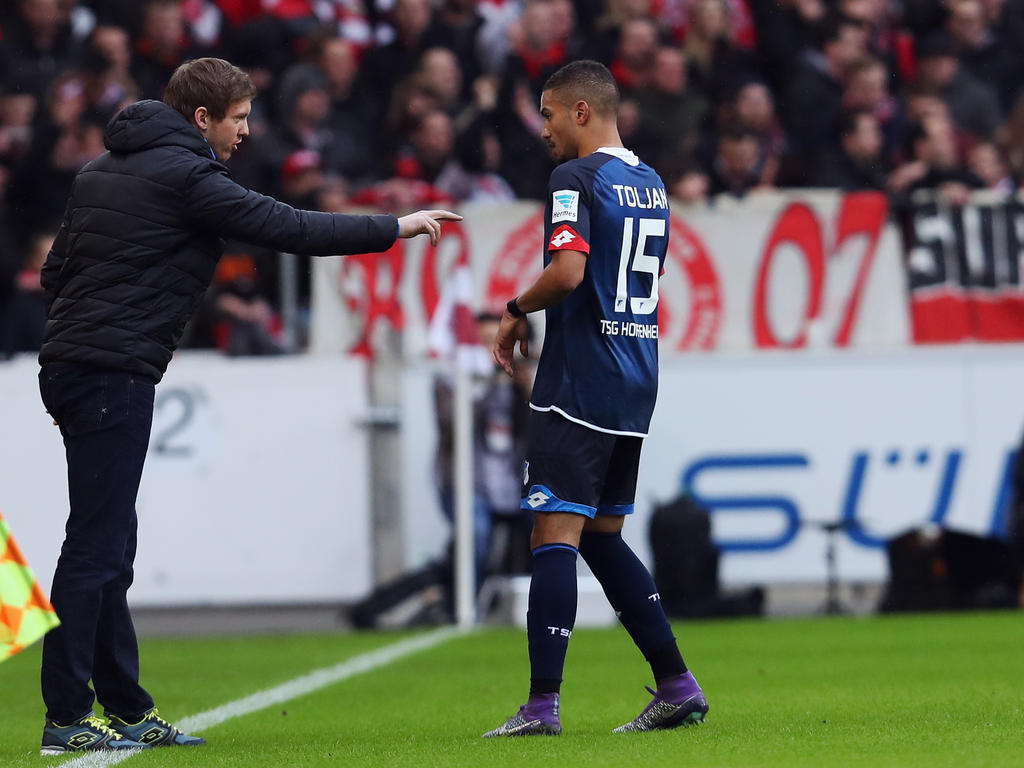 Julian Nagelsmann (l.) will Jeremy Toljan halten Julian Nagelsmann (l.) will Jeremy Toljan halten