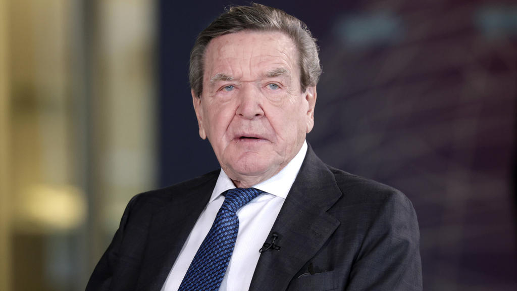 Altbundeskanzler Gerhard Schröder muss auf Führungspositionen in russischen Staatskonzernen verzichten, so der BVB und DFB Altbundeskanzler Gerhard Schröder muss auf Führungspositionen in russischen Staatskonzernen verzichten, so der BVB und DFB