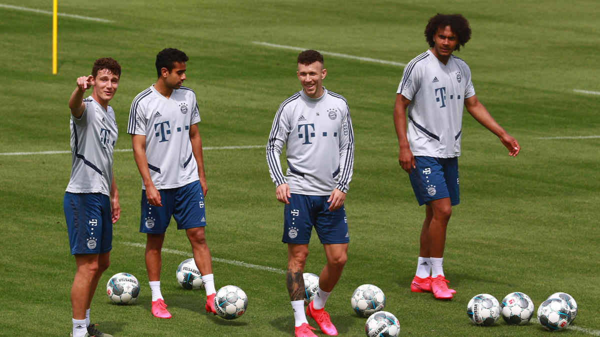 Pode sair do Bayern: Sarpreet Singh (2º da esquerda)