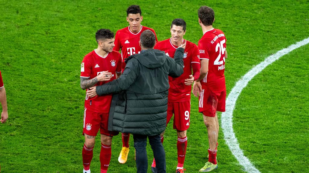 Bayern-Coach Hansi Flick (Jacke) war nicht ganz zufrieden