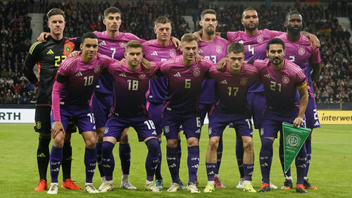 Beim Freundschaftsspiel gegen die Niederlande lief die deutsche Nationalmannschaft mit dem neuen Auswärtstrikot in Pink auf.